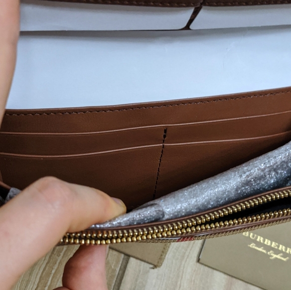 Burberry House Check Porter Leather Wallet - Picture 7 of 11